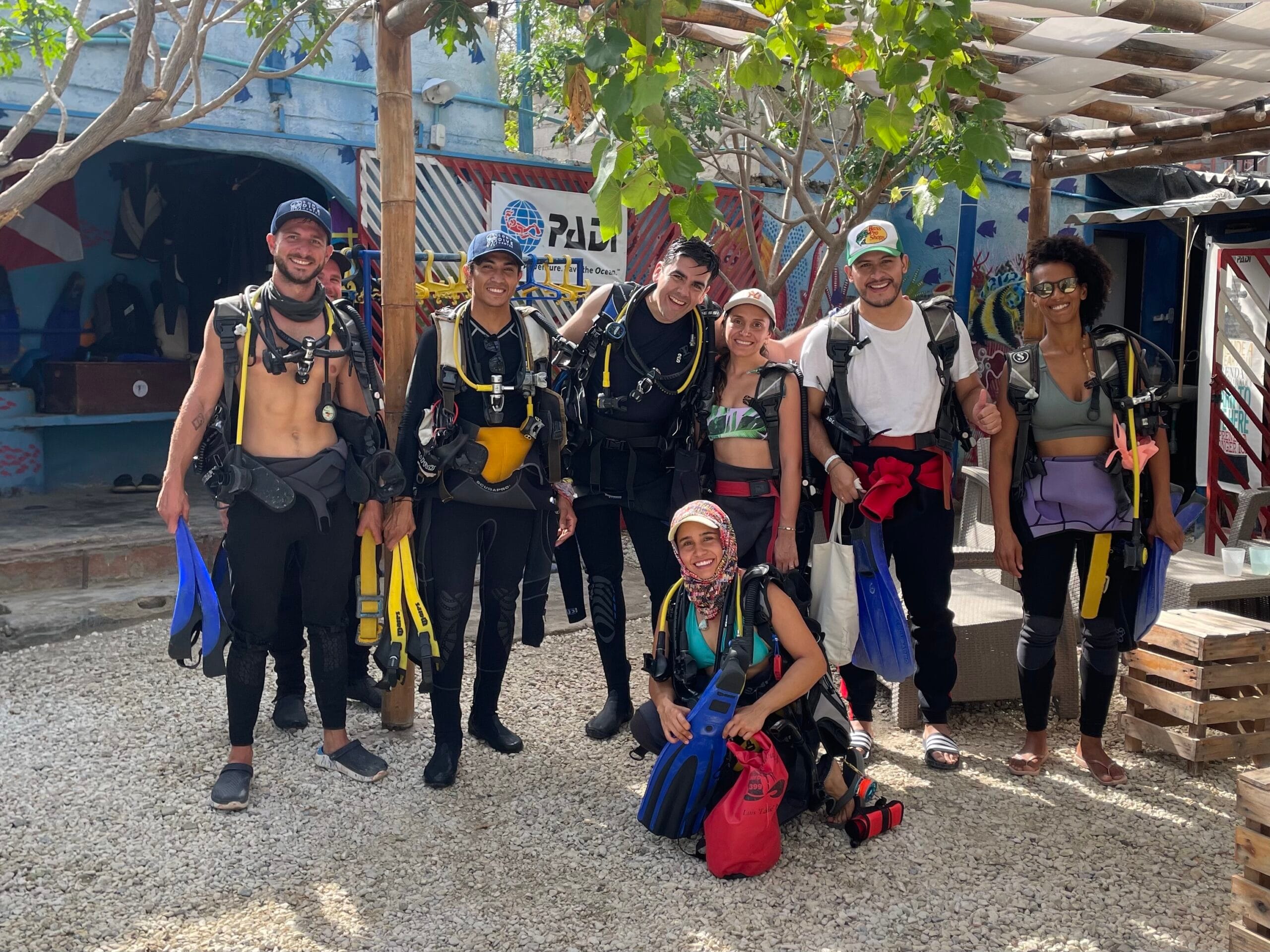 2.FunDive_santa_marta-scaled 1 big group of divers dressed in gear