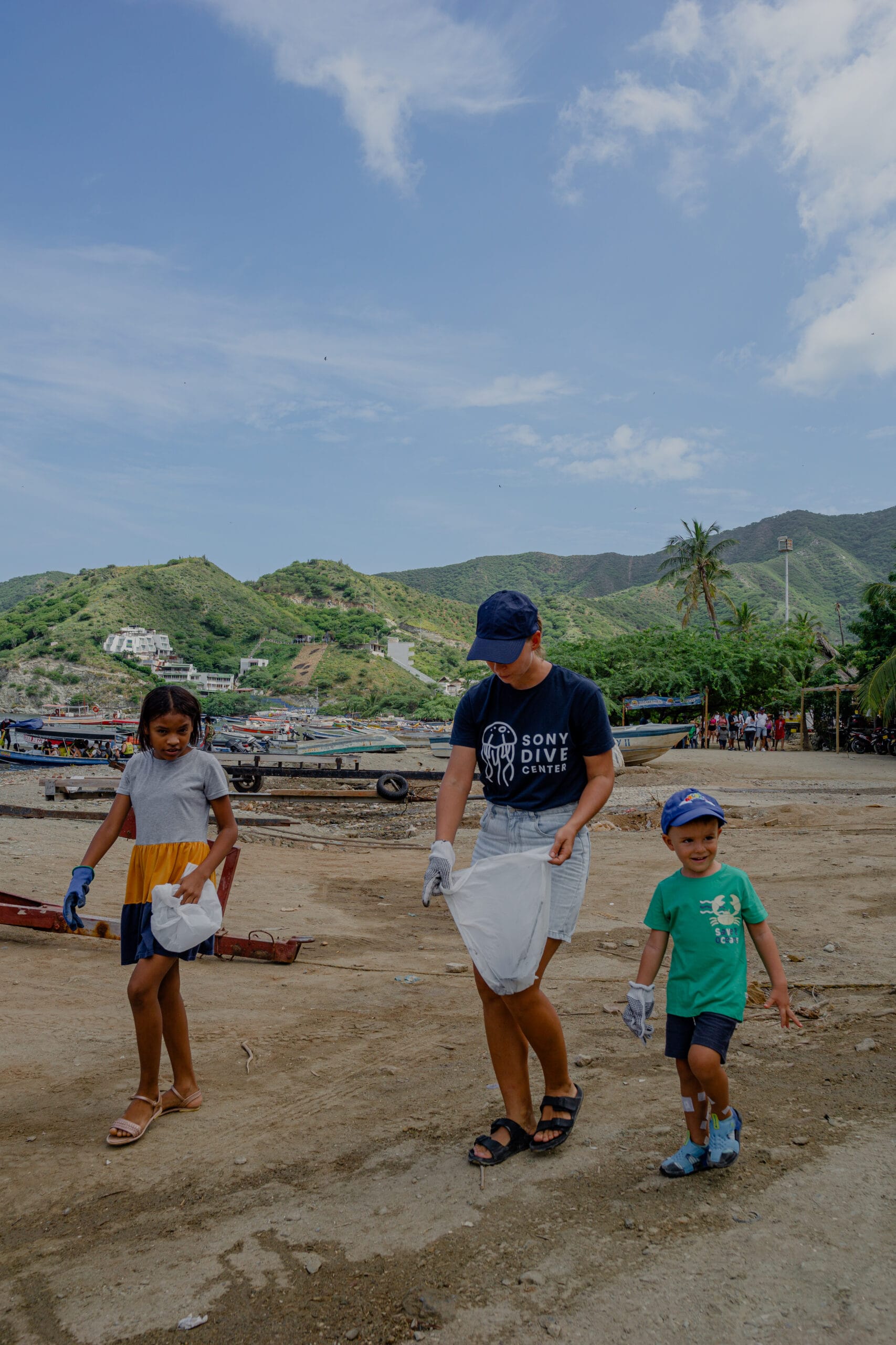 taganga_beach_cleanup-scaled 3 cleaning up taganga beach