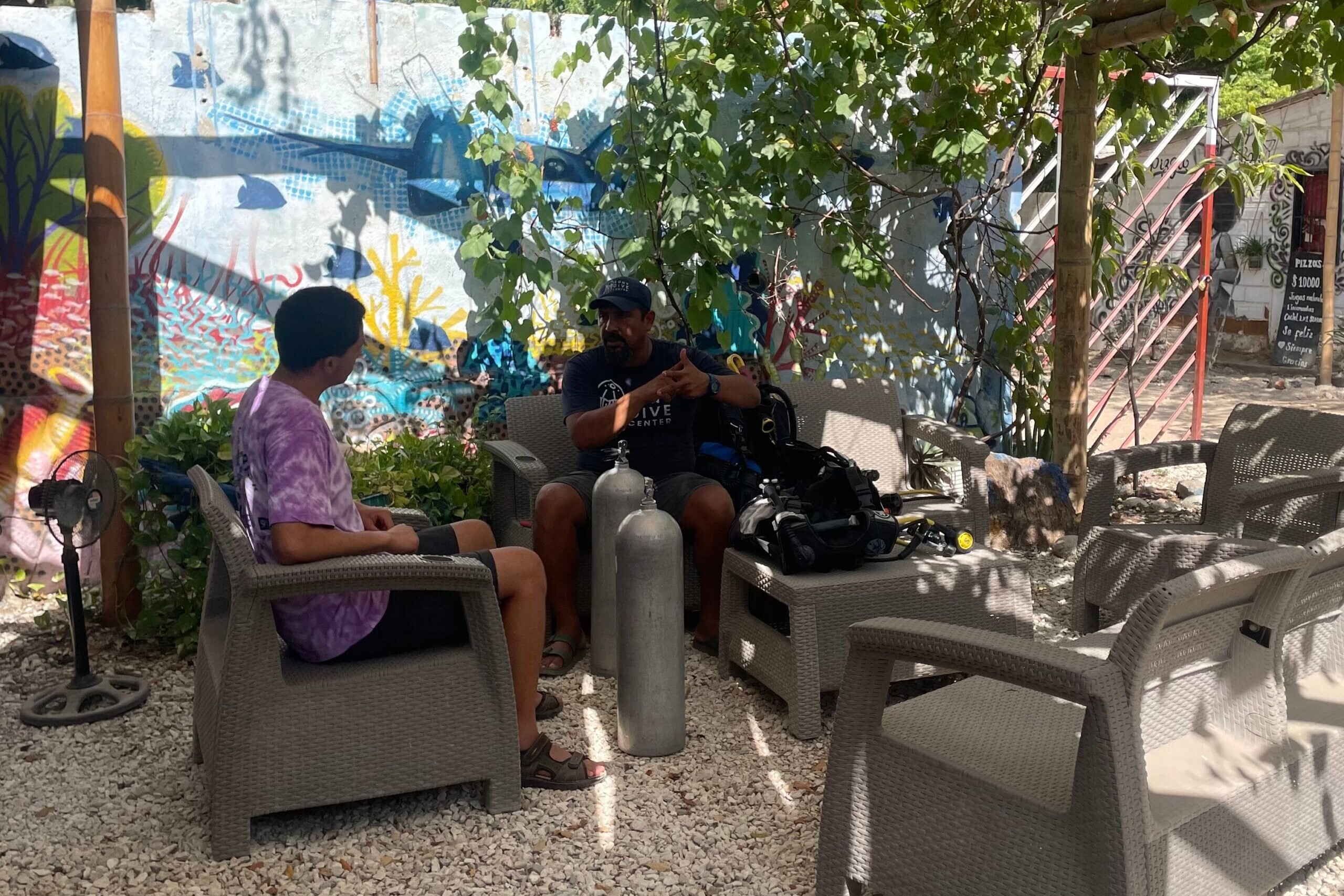 dive instructor giving lessons uai