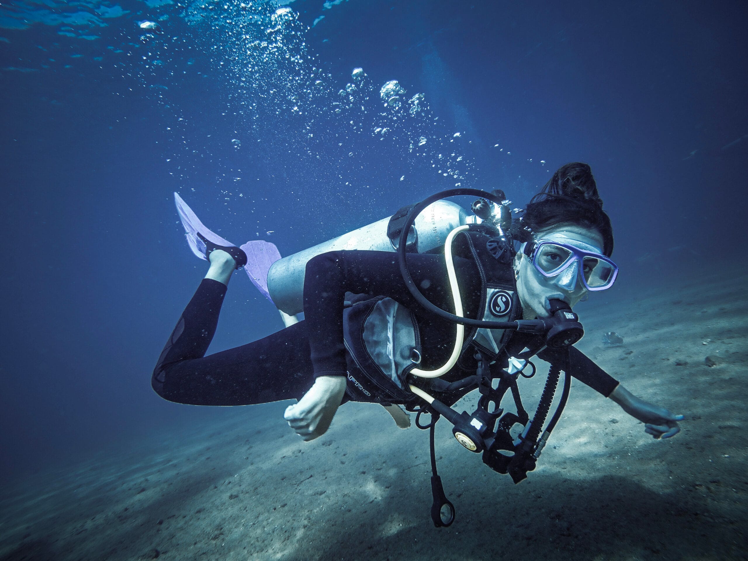 3.DiscoverScubaDiving_santa_marta-scaled 1 scuba diver near the seafloor