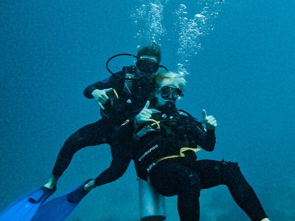 scuba diving pair uai