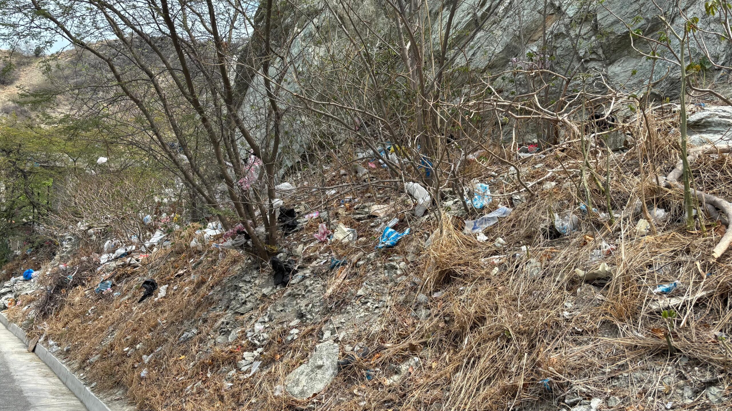 santa marta trash piled up