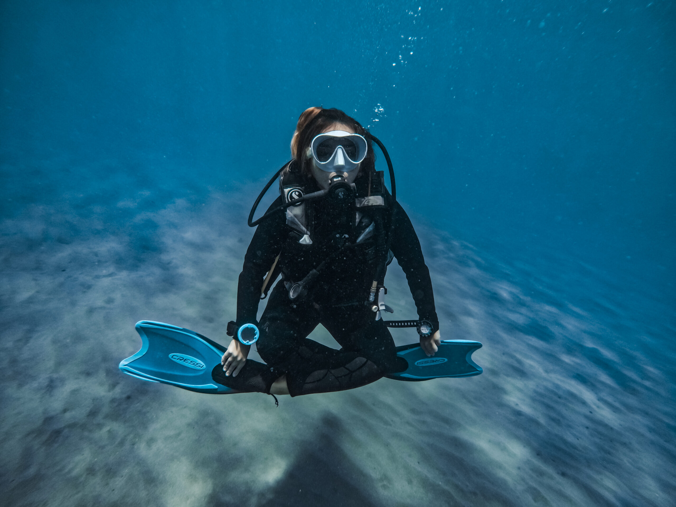 PADI Open Water Diver Course in Santa Marta – Training Dive 1 Student during a PADI Open Water Diver course in Santa Marta practicing underwater skills