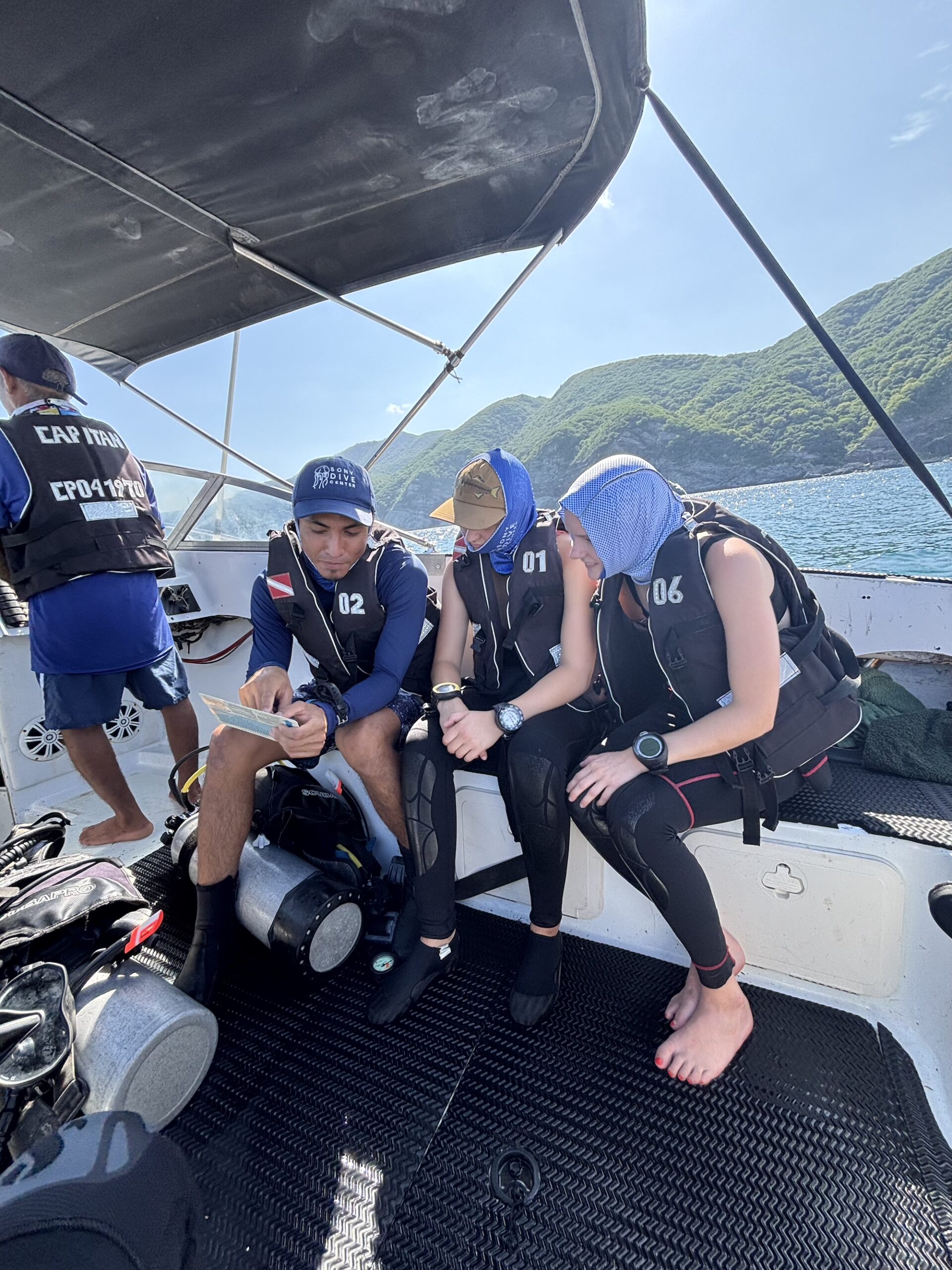 PADI instructor teaching Open Water Diver students on a boat in Taganga, Santa Marta, Colombia.